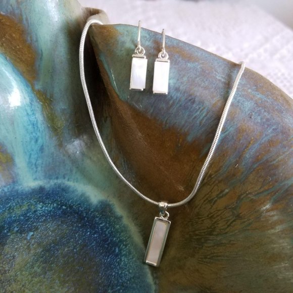 Silver and Mother of Pearl Necklace and Dangle Earring Fashion Jewelry Set JJ327 - Picture 2 of 5